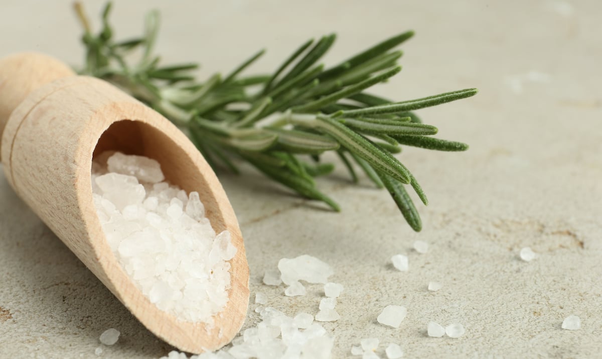 Para qué sirve poner sal gruesa y romero en un frasco dentro de la casa