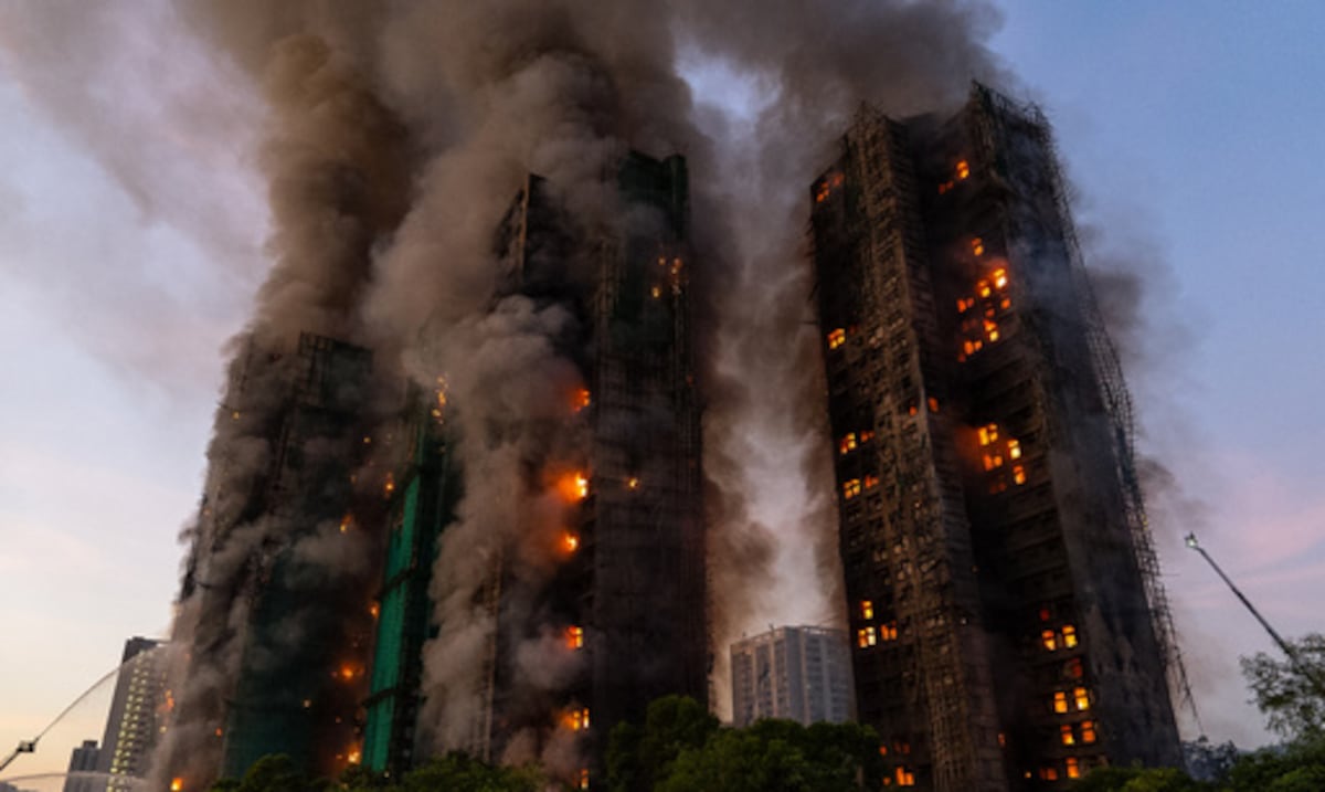 Incendio que se propagó por andamios arrasa complejo residencial de Hong Kong