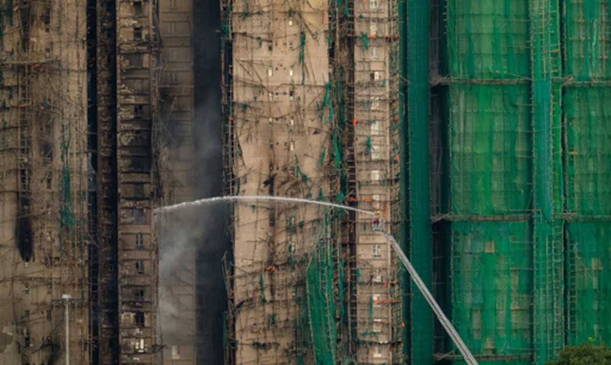 Incendio en torres de apartamentos en Hong Kong arde por segundo día