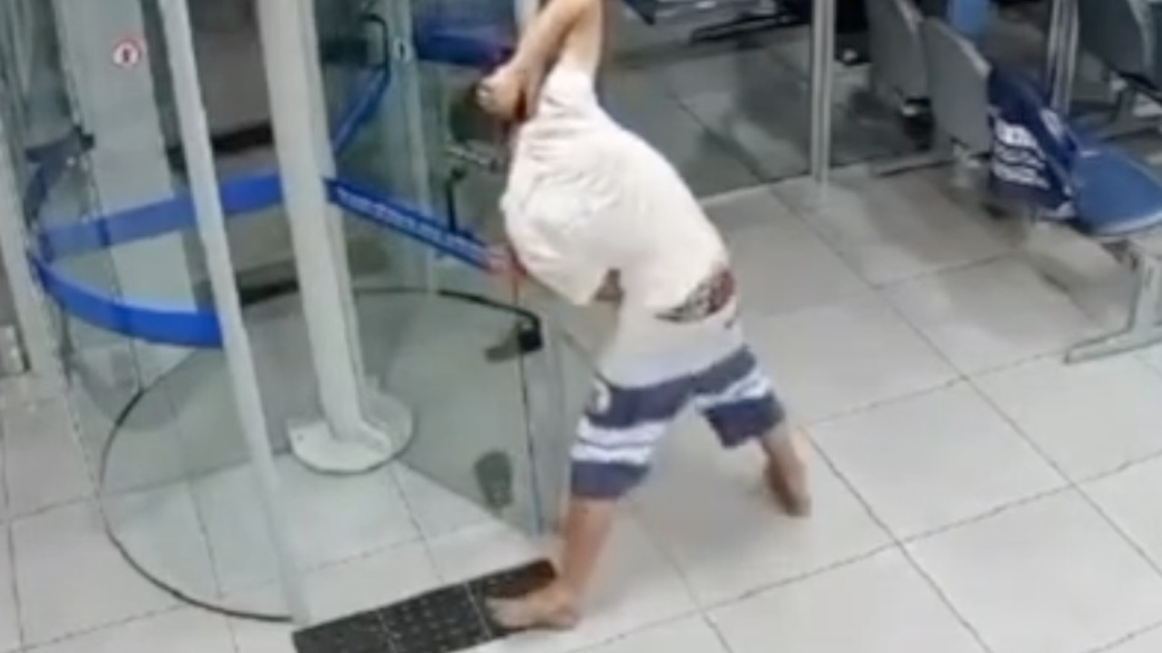 Ladrón de banco queda pillado y termina en ropa interior