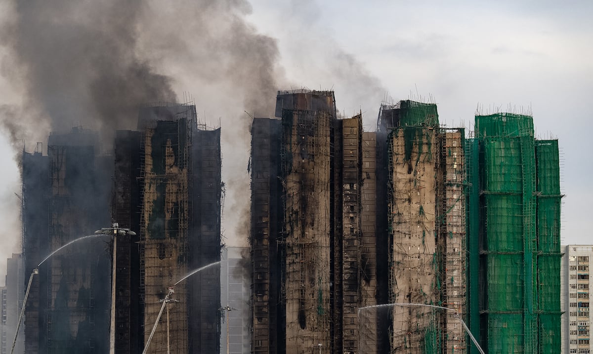Aumentan a 94 los muertos: bomberos luchan por segundo día para extinguir incendio en edificio residencial de Hong Kong