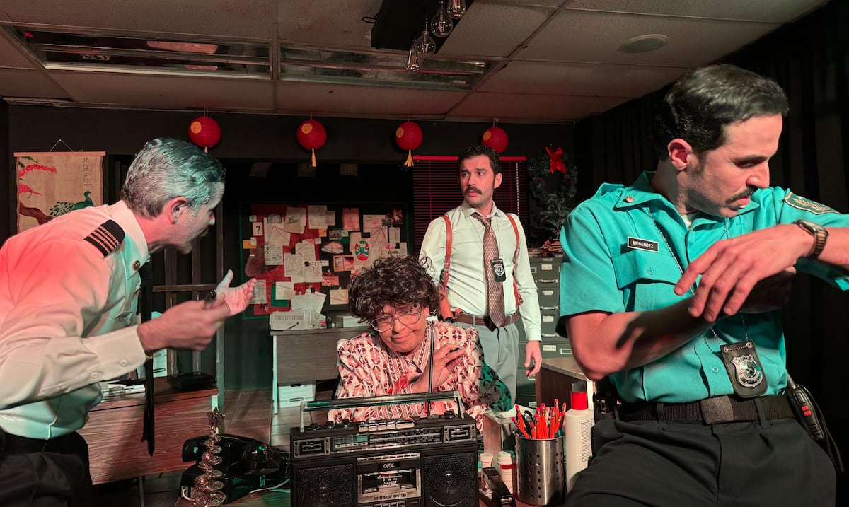 La sátira policial “Ópera para idiotas” regresa a Puerto Rico