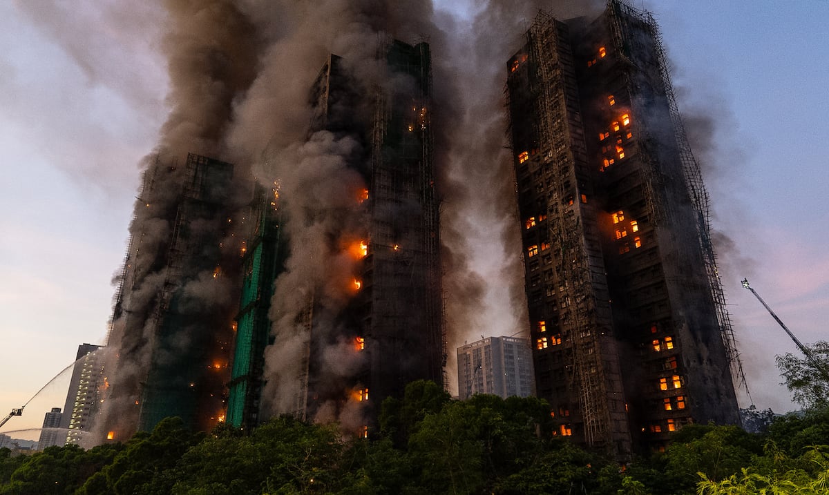 Trece detenidos por el peor incendio en décadas en Hong Kong