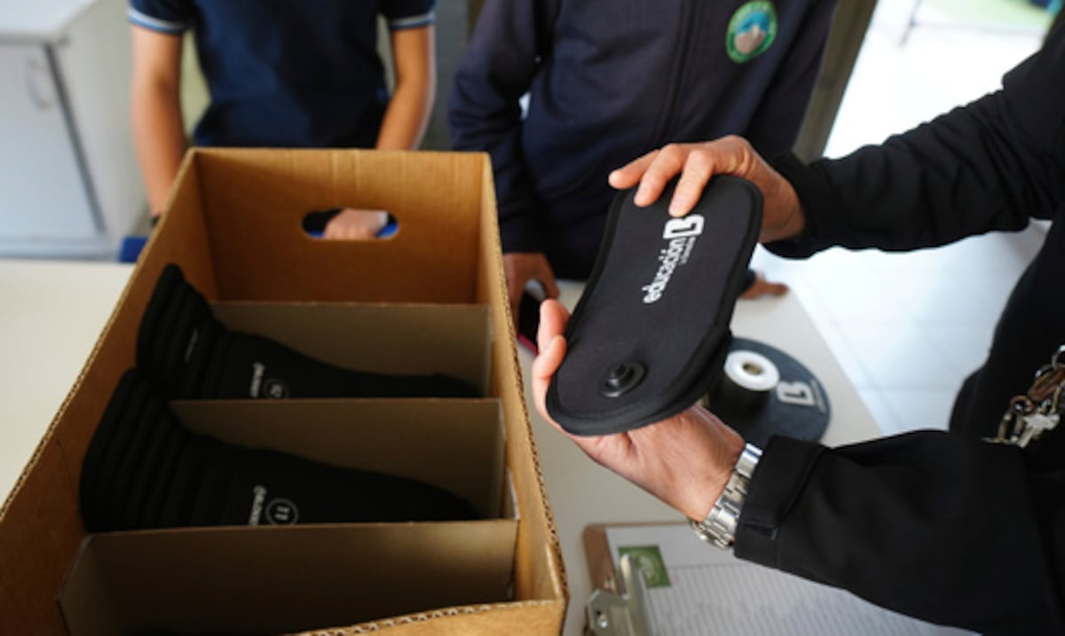 Chile se convierte en el último país en prohibir el uso de celulares en los salones de clase