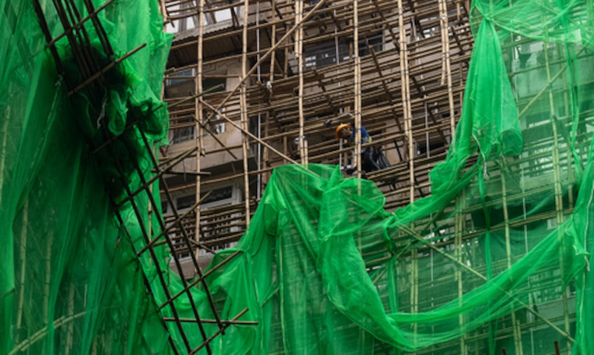 Expertos y residentes de Hong Kong defienden los andamios de bambú tras un incendio mortal