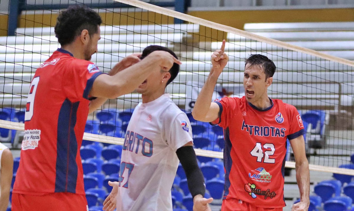Los Patriotas dominan a los Changos y ascienden al tercer lugar en el voleibol masculino