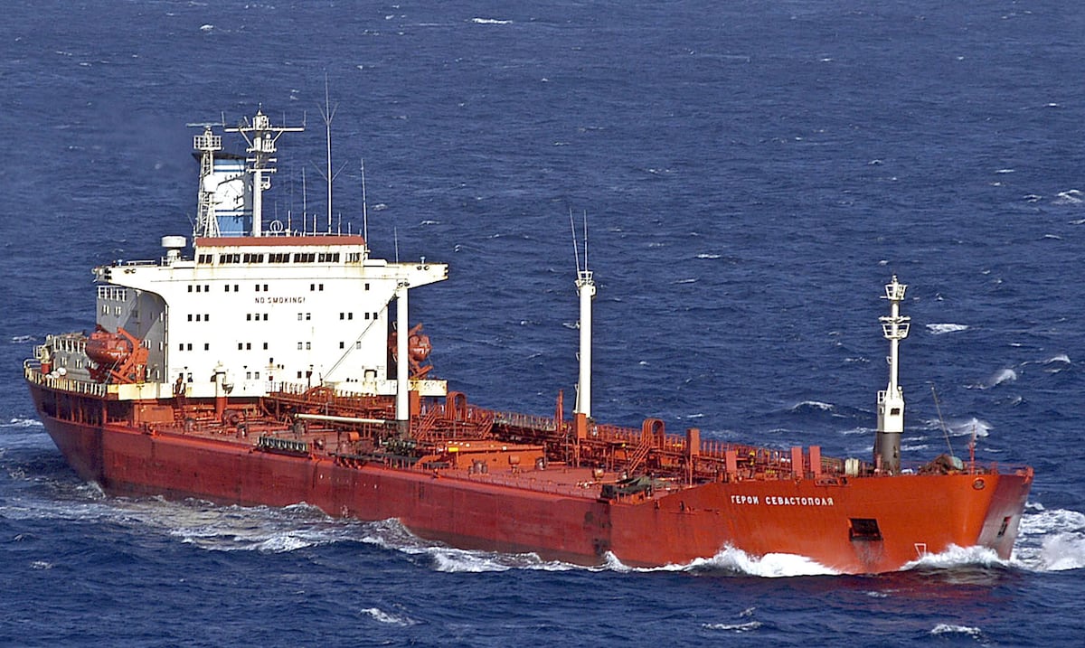Petrolero de la “flota fantasma” rusa queda varado frente a la costa de Bulgaria tras ataque ucraniano