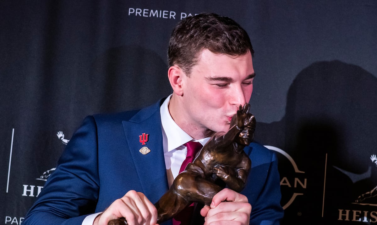 Fernando Mendoza es el primer jugador de raíces cubanas en ganar el prestigioso Trofeo Heisman