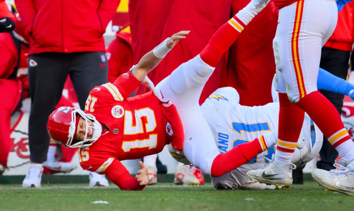 NFL: Patrick Mahomes busca una segunda opinión sobre su lesión de ligamento anterior cruzado
