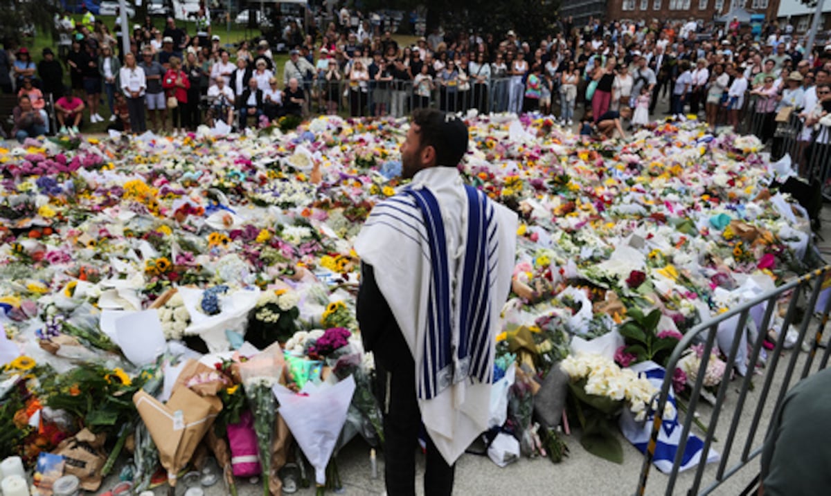 El sospechoso del tiroteo en una playa de Australia es acusado de 15 cargos de asesinato