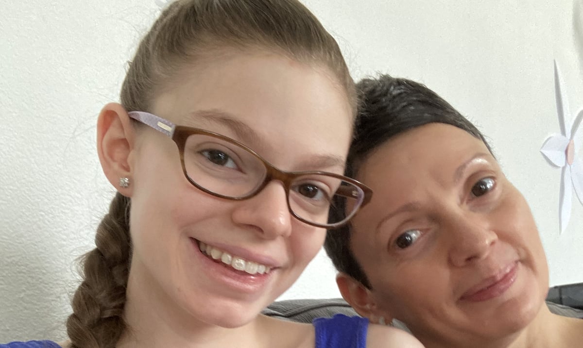 Levantan venta de postales navideñas en favor de la salud de la joven Alison Montalvo de León