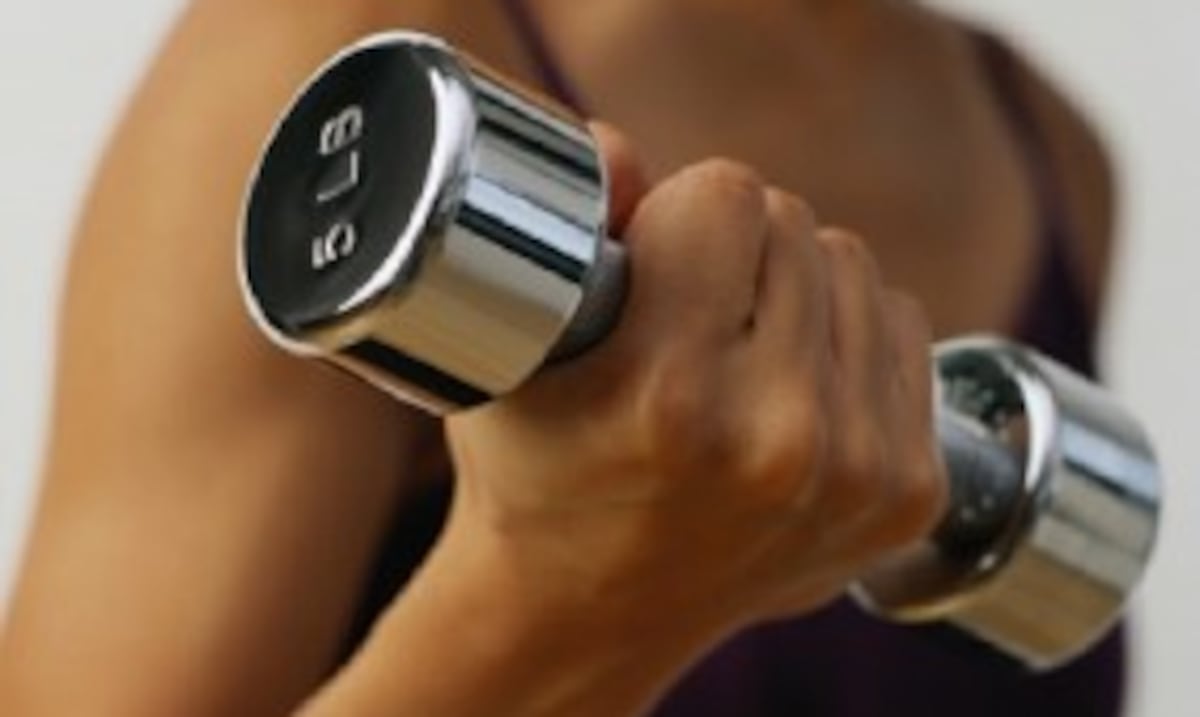 “Menos sudoku, más sudor”: un especialista revela los efectos poco conocidos que tiene el entrenamiento de fuerza en el cerebro