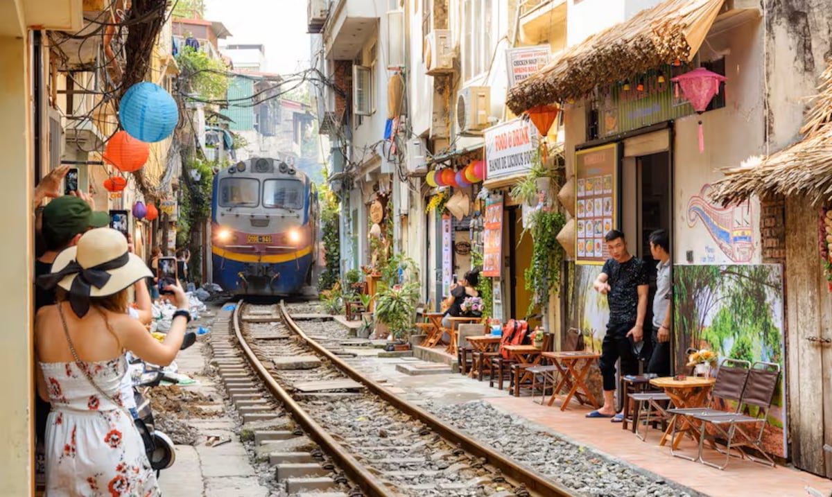 Impresionante: conoce la calle donde las casas están a pulgadas de la vía de un tren
