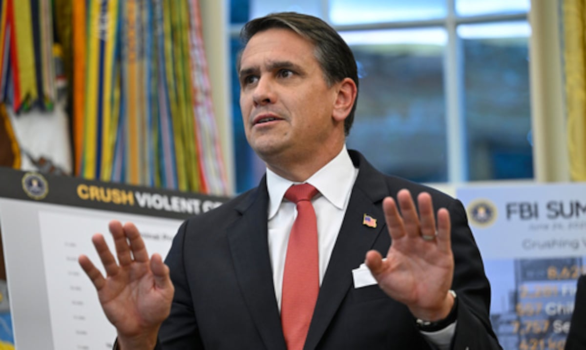 Alto oficial de la administración Trump defiende la publicación parcial de los archivos Epstein