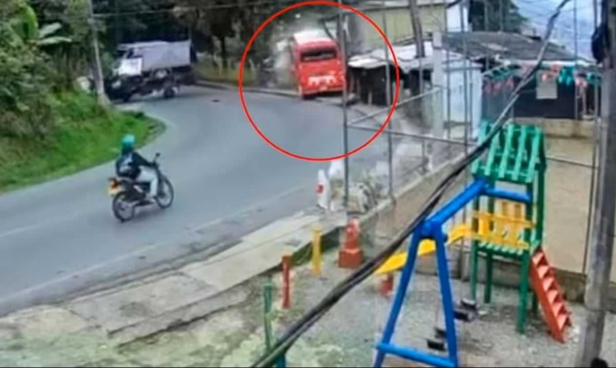 Autobús con cerca de 25 pasajeros cae a un abismo en Medellín: autoridades intentan llegar a la zona para socorrer a los heridos