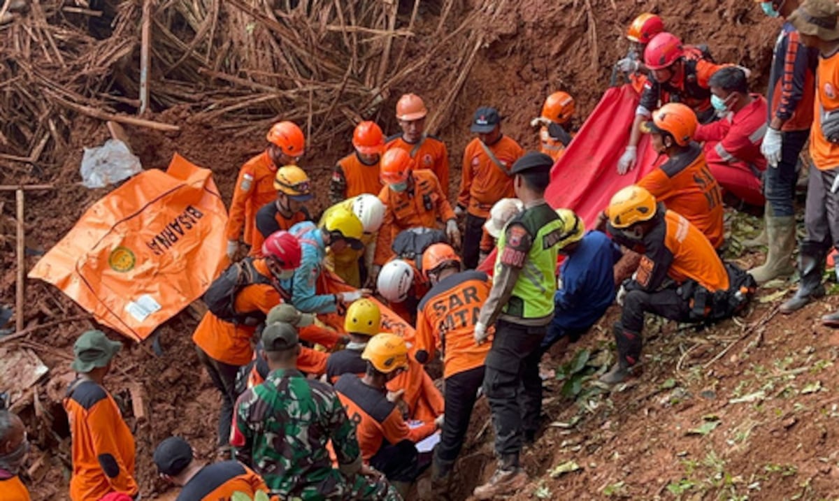 Choque de autobús en Indonesia deja 16 muertos