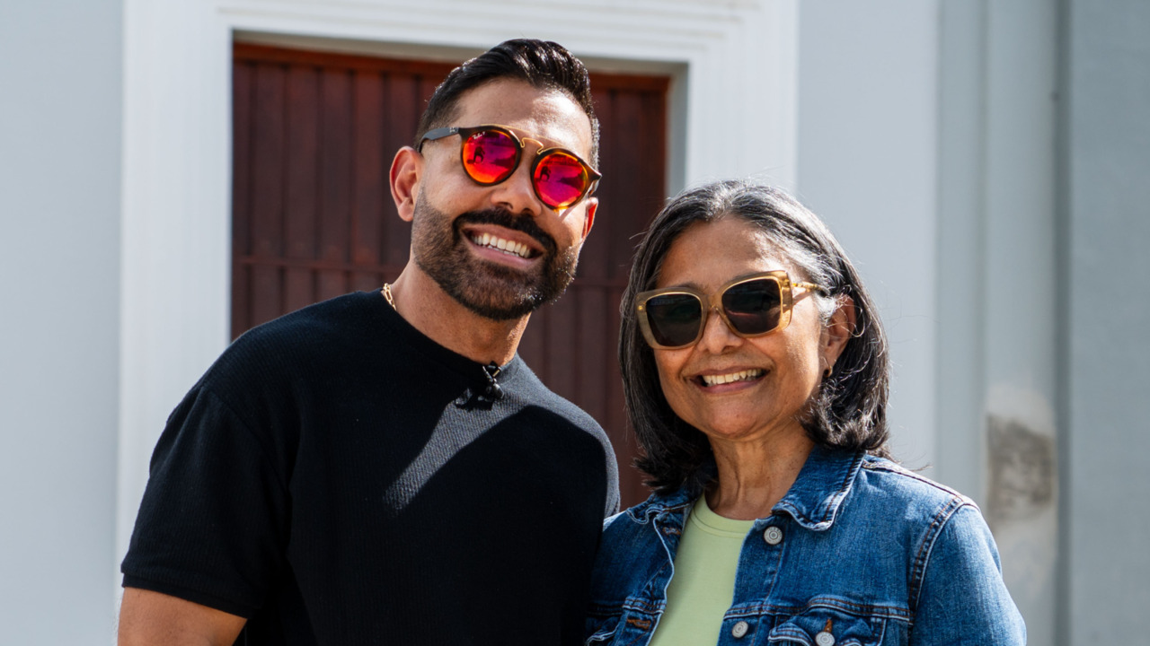 José Santana presenta a su madre en la iglesia donde descubrió su voz