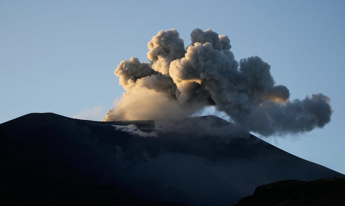 En alerta Colombia: el volcán Puracé emite columna de ceniza que supera los 500 metros de altura