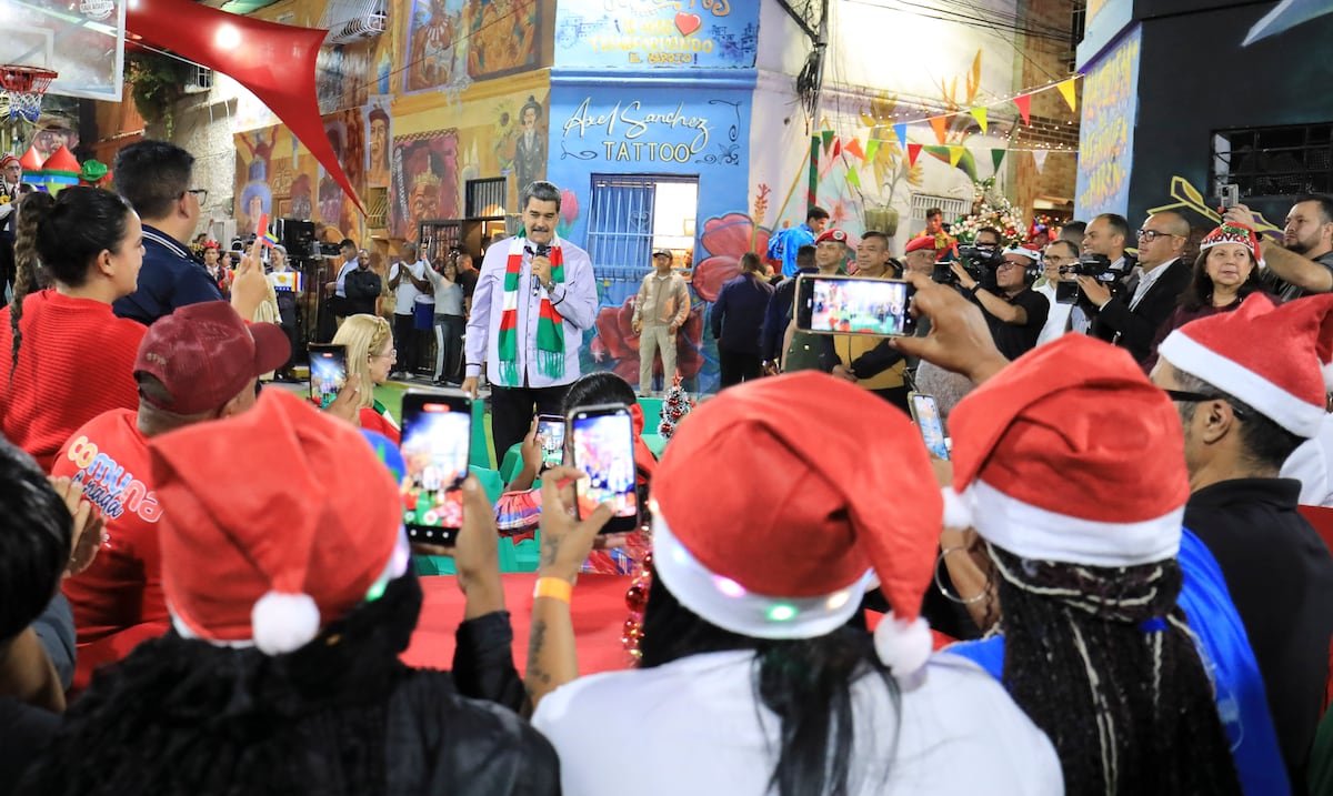 Nicolás Maduro encabeza una cena navideña en una zona de Caracas por “la paz y la felicidad”