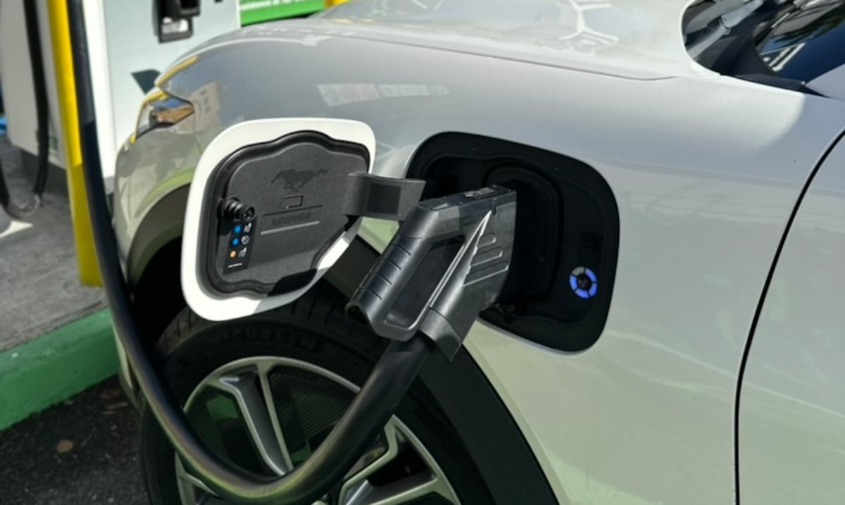 Ya es ley la multa de $500 por mal uso de estaciones de carga para vehículos eléctricos