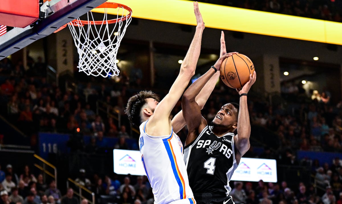 Spurs doblegan 117-102 al Thunder, su tercera victoria ante los campeones de la NBA en dos semanas