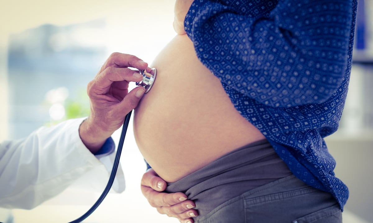 Operan a bebé en el vientre de su madre por tumor en el pulmón