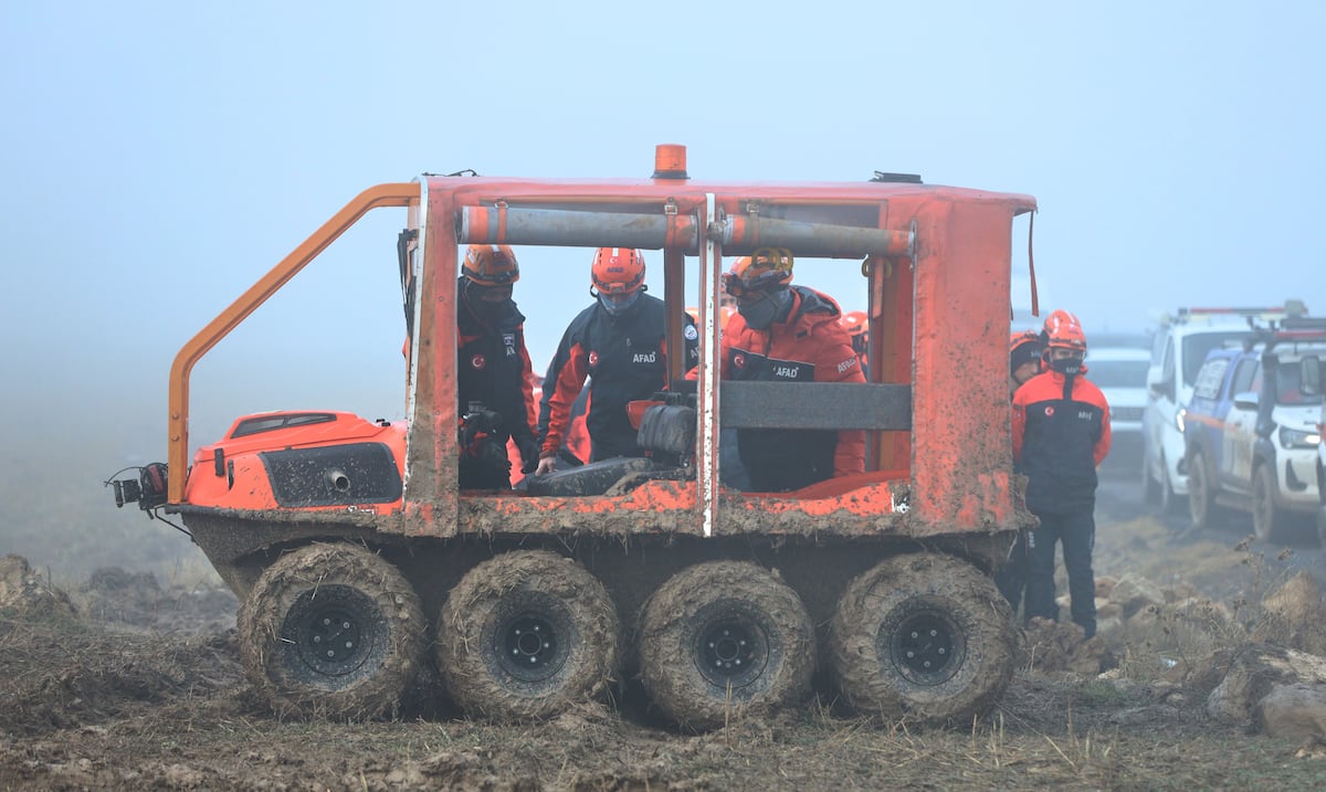Turquía inicia análisis de caja negra tras accidente aéreo que mató a jefe militar libio y siete más