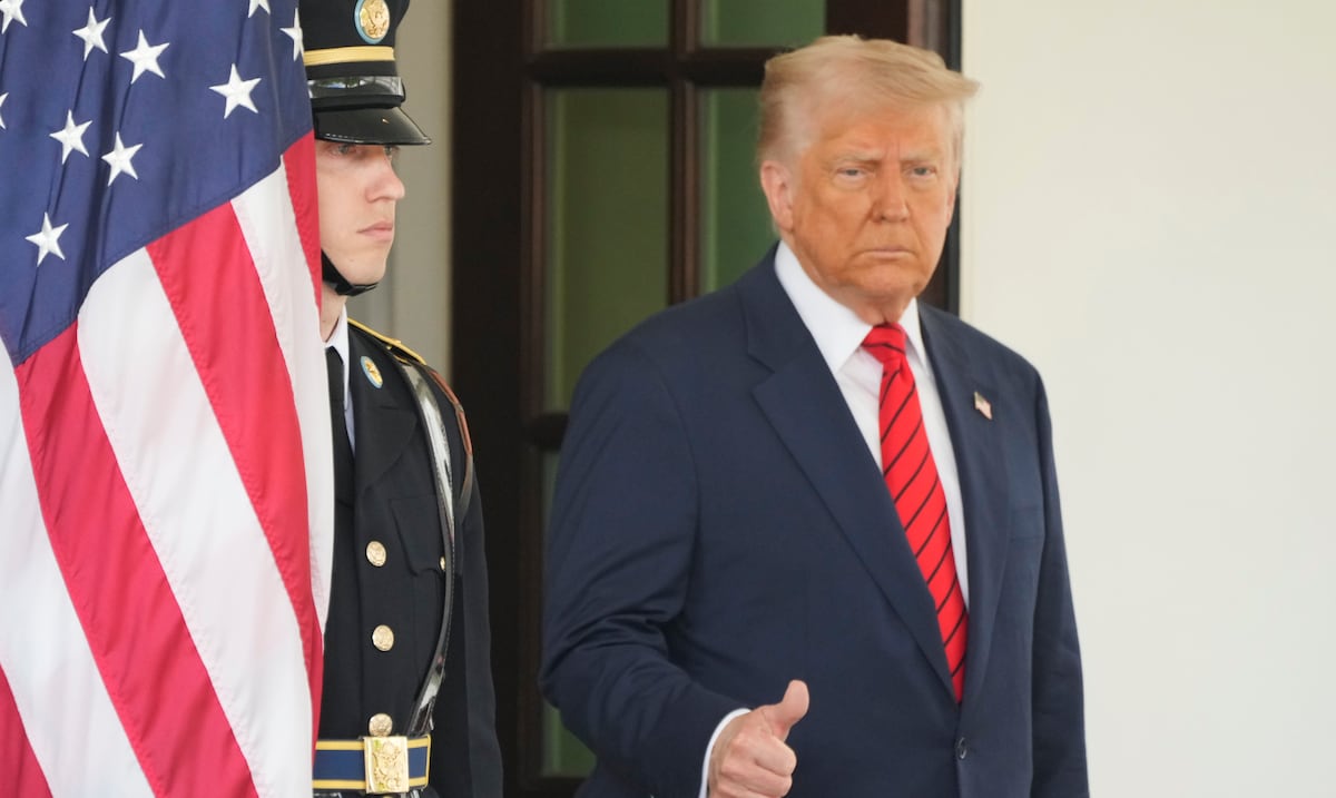 Donald Trump dice que Estados Unidos dejará de bombardear a Yemen tras promesa de hutíes de no atacar barcos