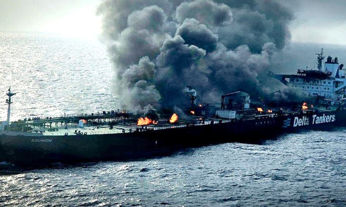 Rescatan a petrolero atacado por hutíes que amenazaba con derramar crudo en el mar Rojo