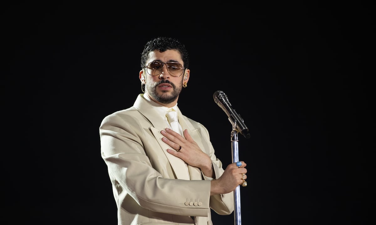 Regañan a Bad Bunny tras tocar una pieza del Museo Nacional de Antropología en México