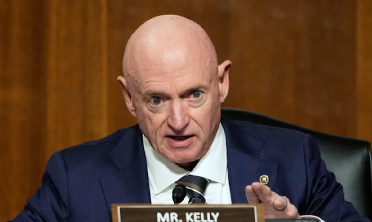 Pentágono investiga a senador demócrata que pidió a militares desobedecer “órdenes ilegales”