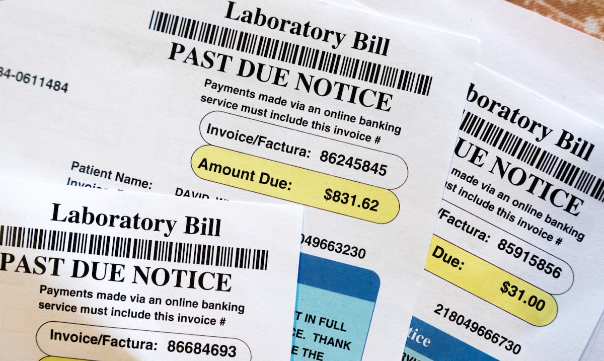 ¿Cómo eliminar facturas médicas en mora de informes de crédito?