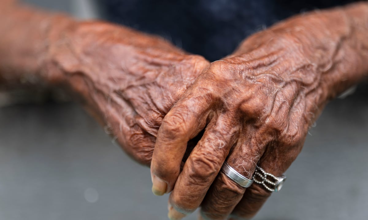 Solos y endeudados: investigación devela la “crítica” situación de vivienda para los adultos mayores de 65 años