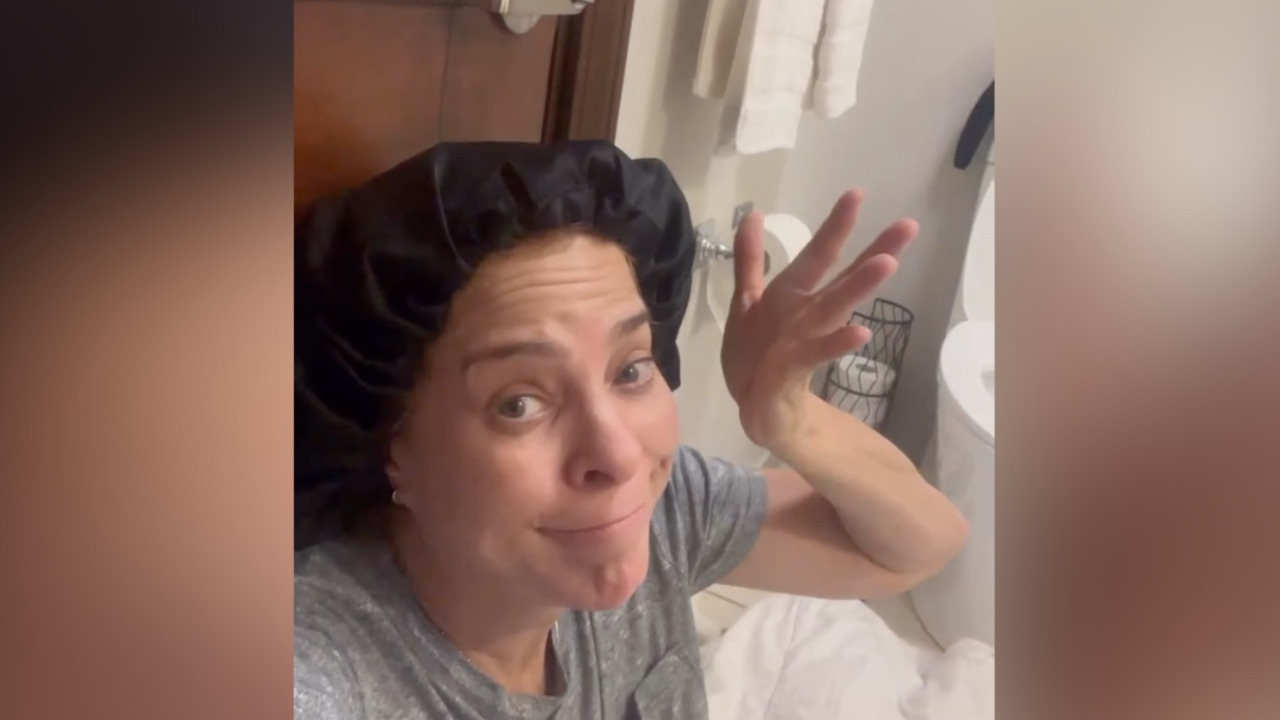 Suzette Bacó se encierra en el baño: el video que conmueve a las redes