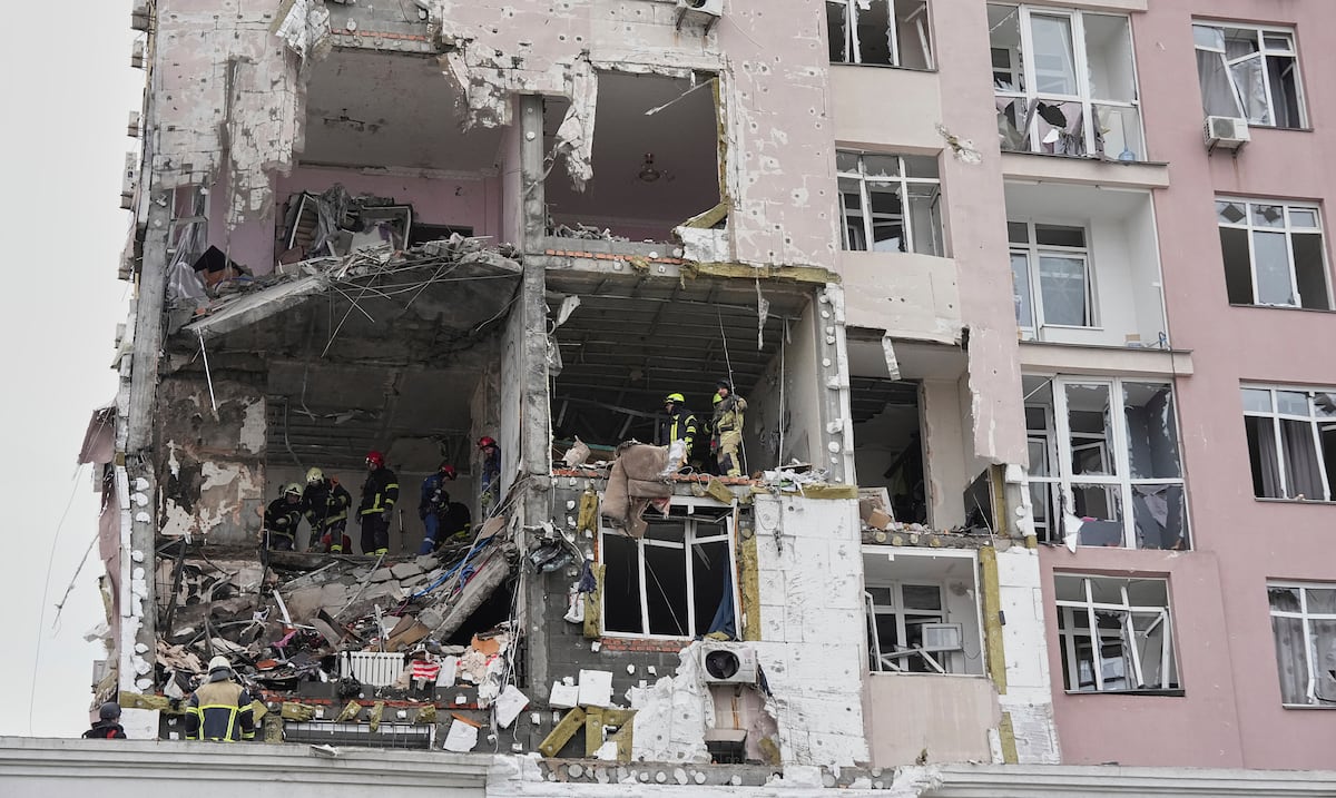 Ucrania ordena evacuar a 3,000 niños y a sus padres de dos regiones