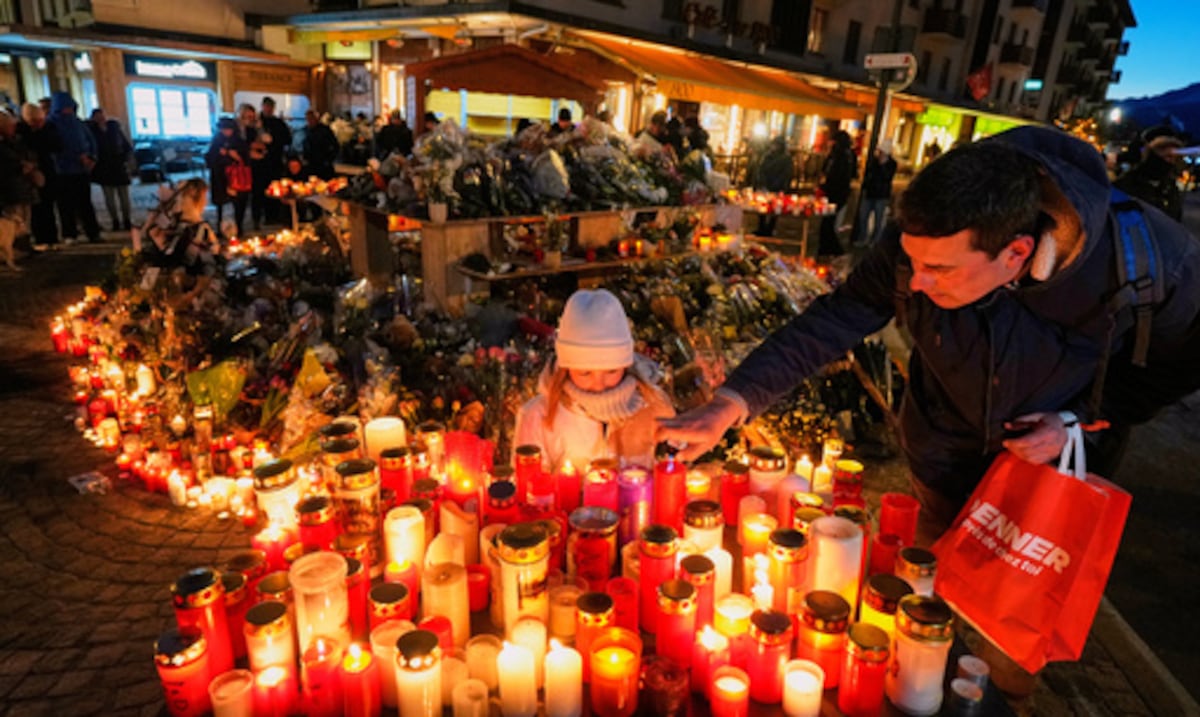Suiza rinde homenaje a las víctimas del mortífero incendio en un bar de los Alpes en un día de luto nacional