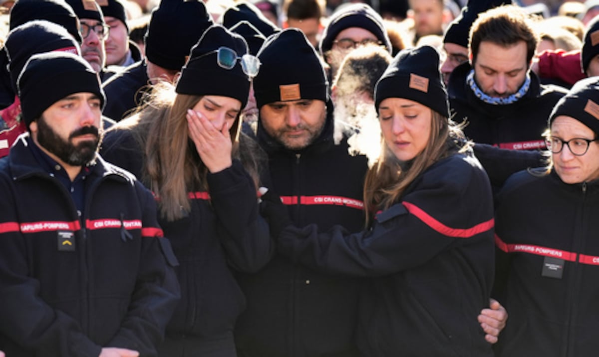 Cientos de personas marchan en silencio para recordar a las 40 víctimas fatales del incendio de un bar en Suiza