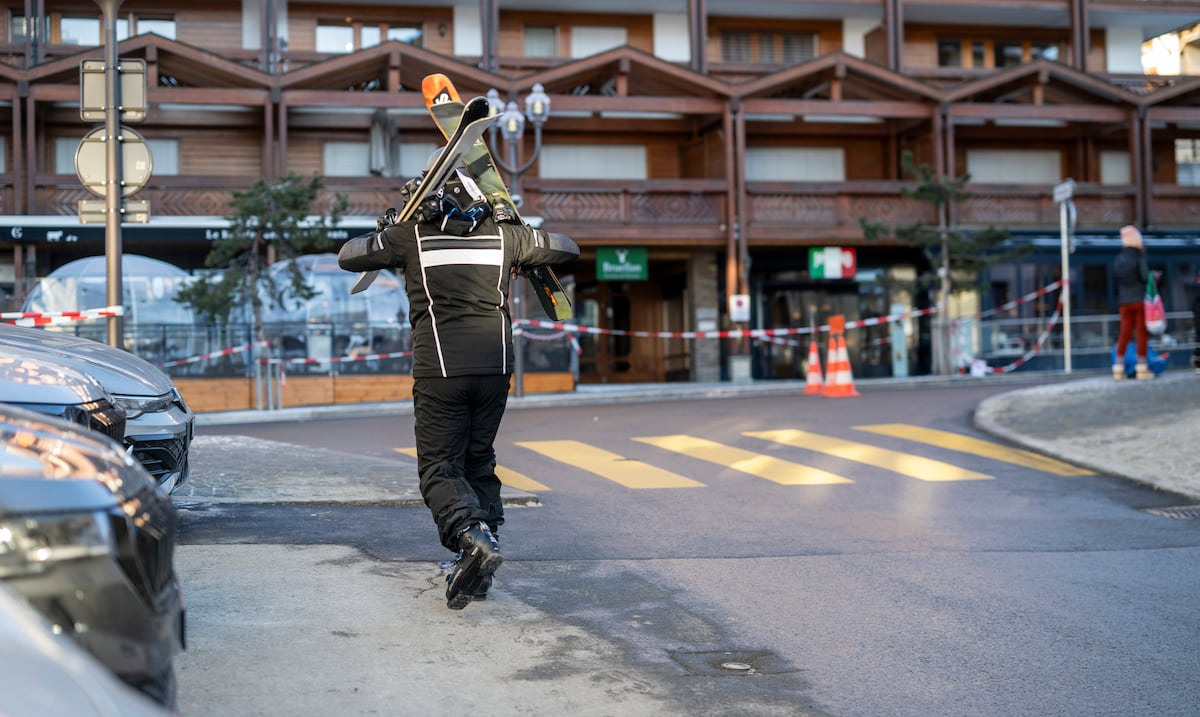 Bengalas sobre botellas de champán habrían provocado incendio mortal en bar suizo