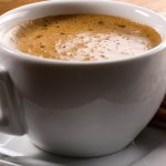 ¿Por qué las personas le están colocando sal al café?