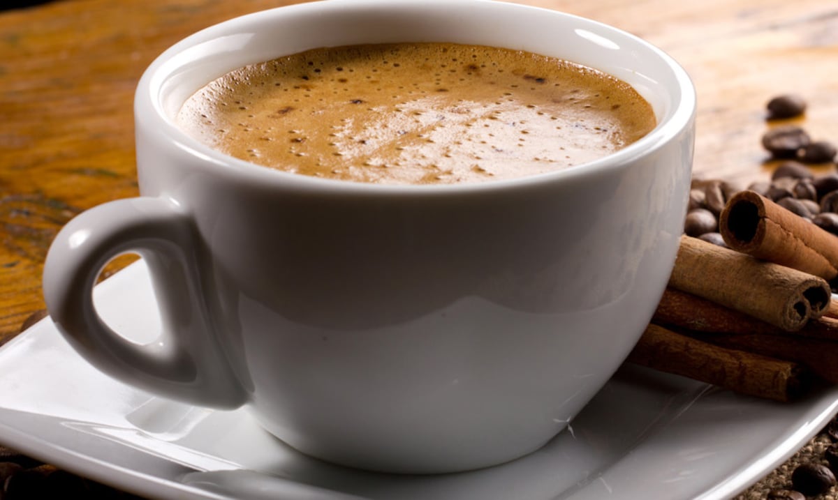 ¿Por qué las personas le están colocando sal al café?