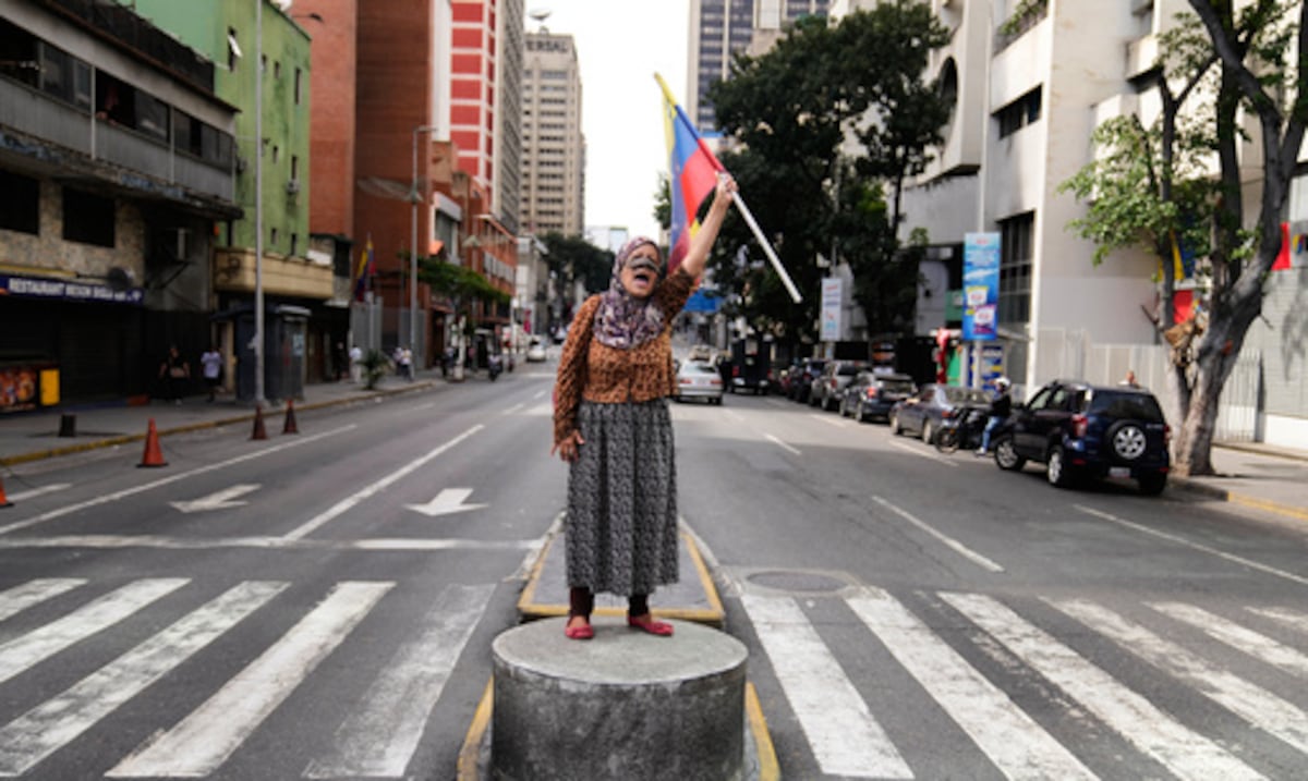 Venezuela se pregunta quién está a cargo, mientras Donald Trump alega contacto con la vicepresidenta