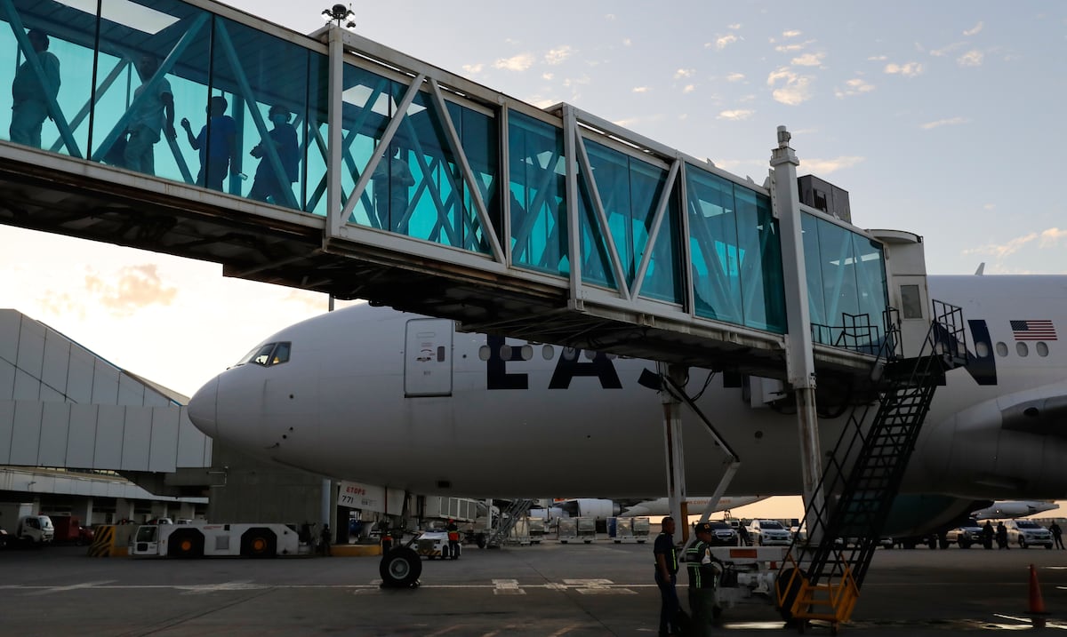 Llega a Venezuela primer vuelo con migrantes deportados tras captura de Nicolás Maduro