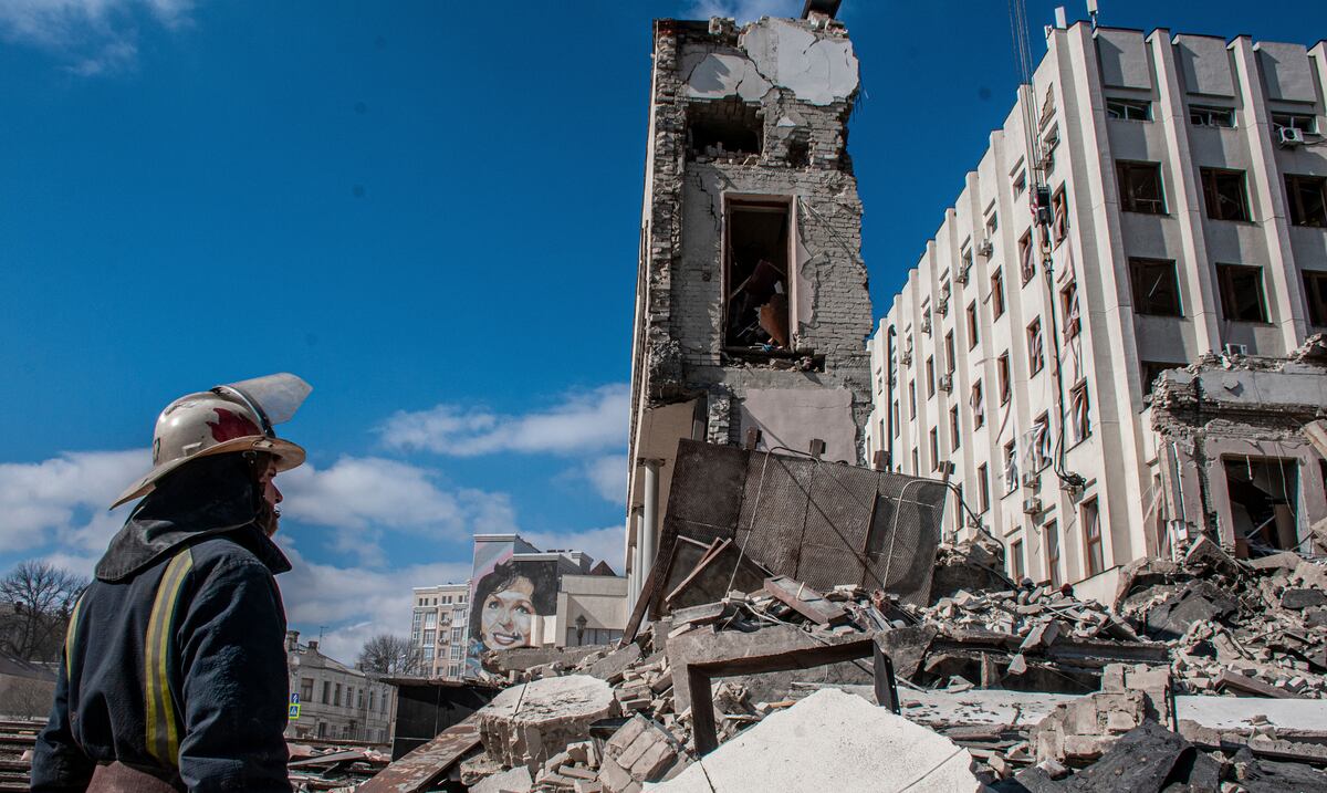 Día 23 de la invasión de Rusia a Ucrania: Emmanuel Macron pide a Vladimir Putin que levante el asedio de Mariúpol