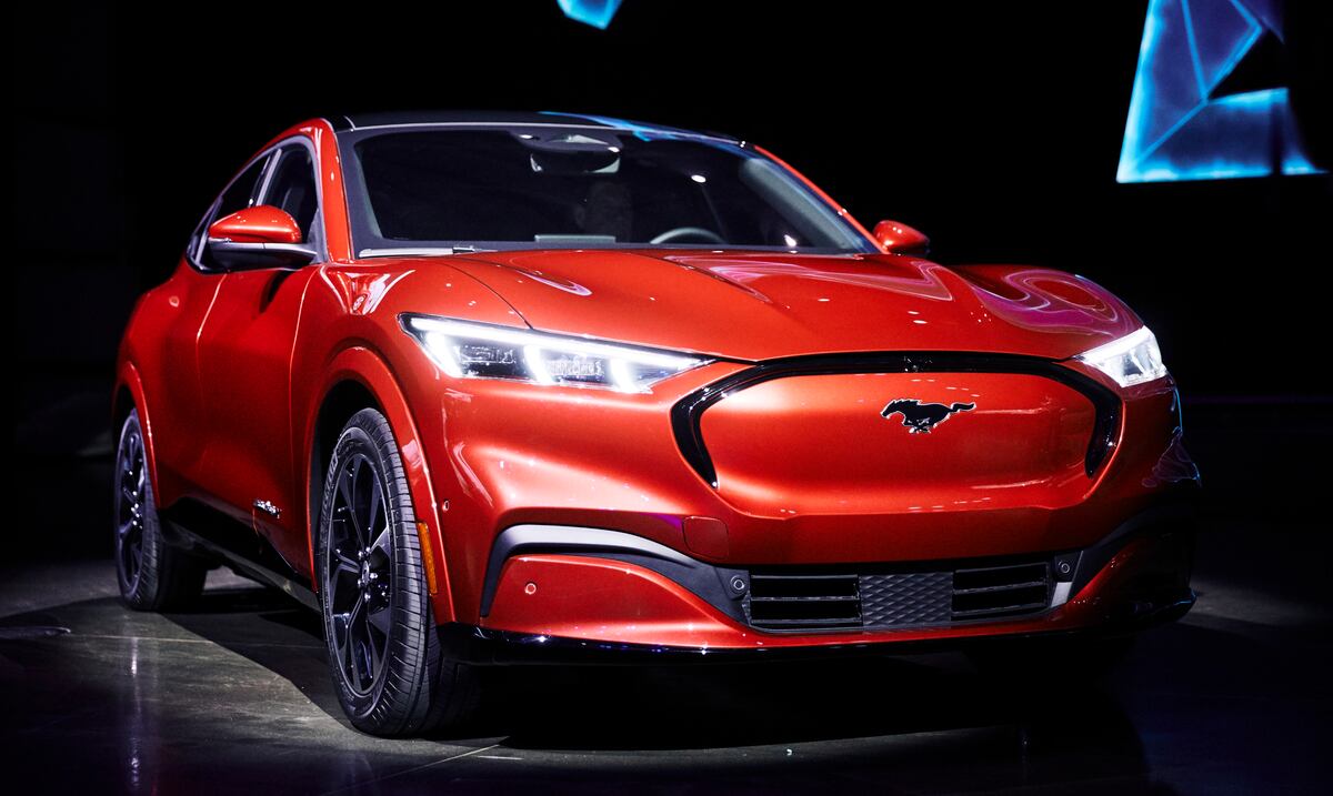 En respuesta a Tesla, Ford rebaja los precios de su carro eléctrico Mustang Mach-E