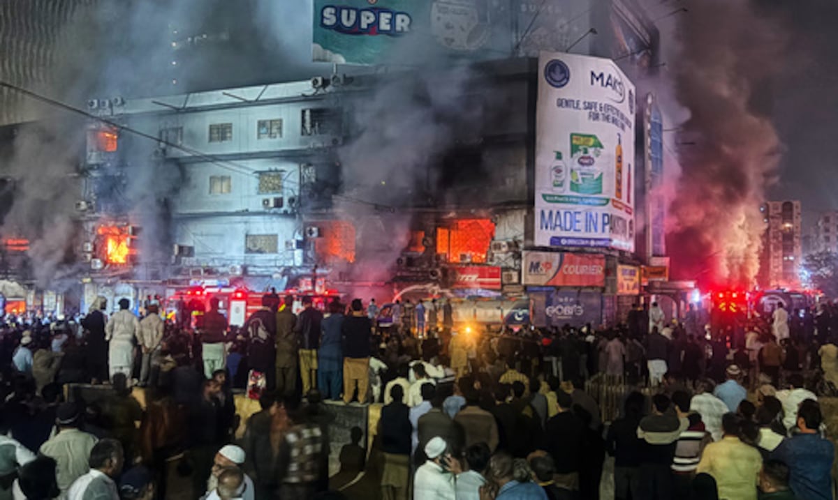 Incendio causa 6 muertes y arrasa decenas de tiendas en un centro comercial en Pakistán