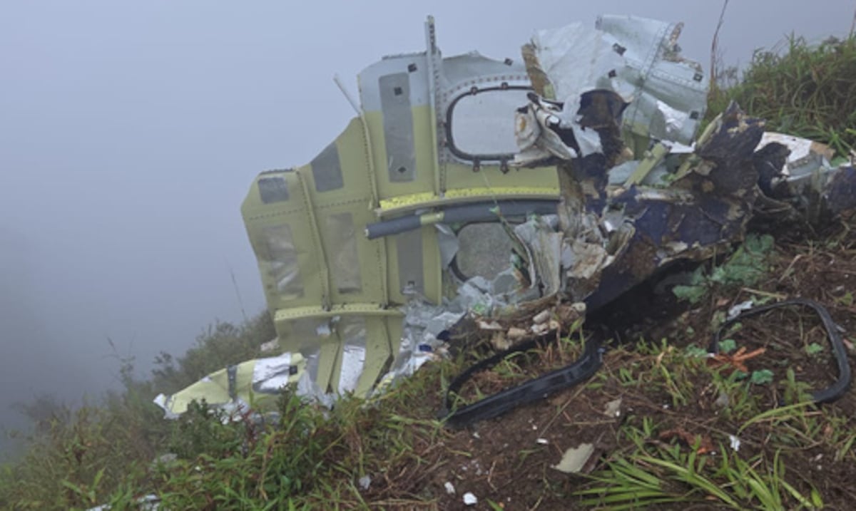 Rescatistas en Indonesia encuentran un cuerpo y los restos de avión accidentado en región montañosa