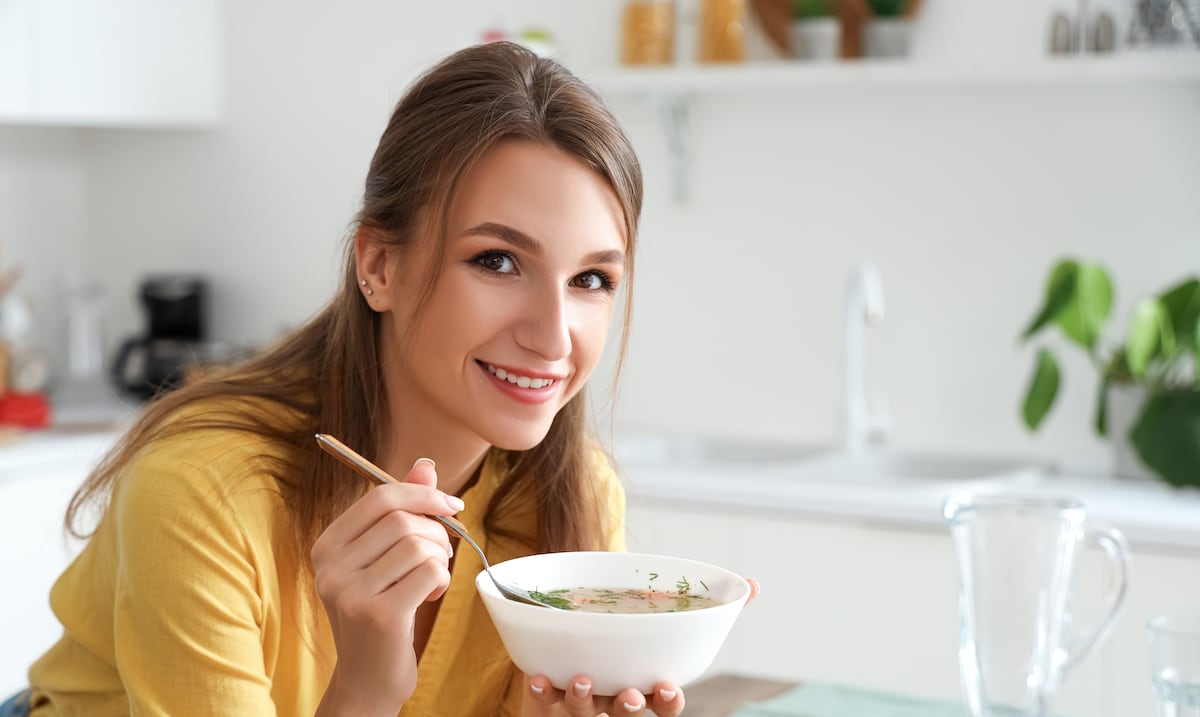 Cómo se prepara la sopa antiinflamatoria que ayuda al cuerpo a recuperarse después de las fiestas