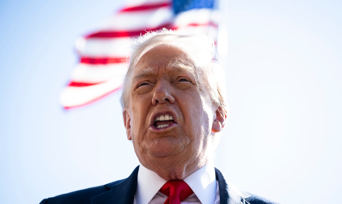 Donald Trump defiende sus aranceles, desprecia a aliados y sostiene que Estados Unidos “mantiene el mundo a flote”