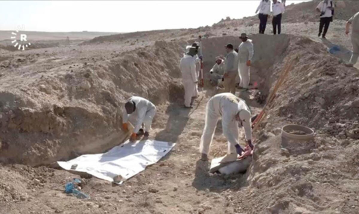 Irak inicia excavación de enorme fosa común que dejó el Estado Islámico