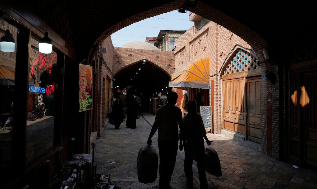 Irán ordena cerrar negocios y oficinas por un día para aliviar red eléctrica en plena ola de calor